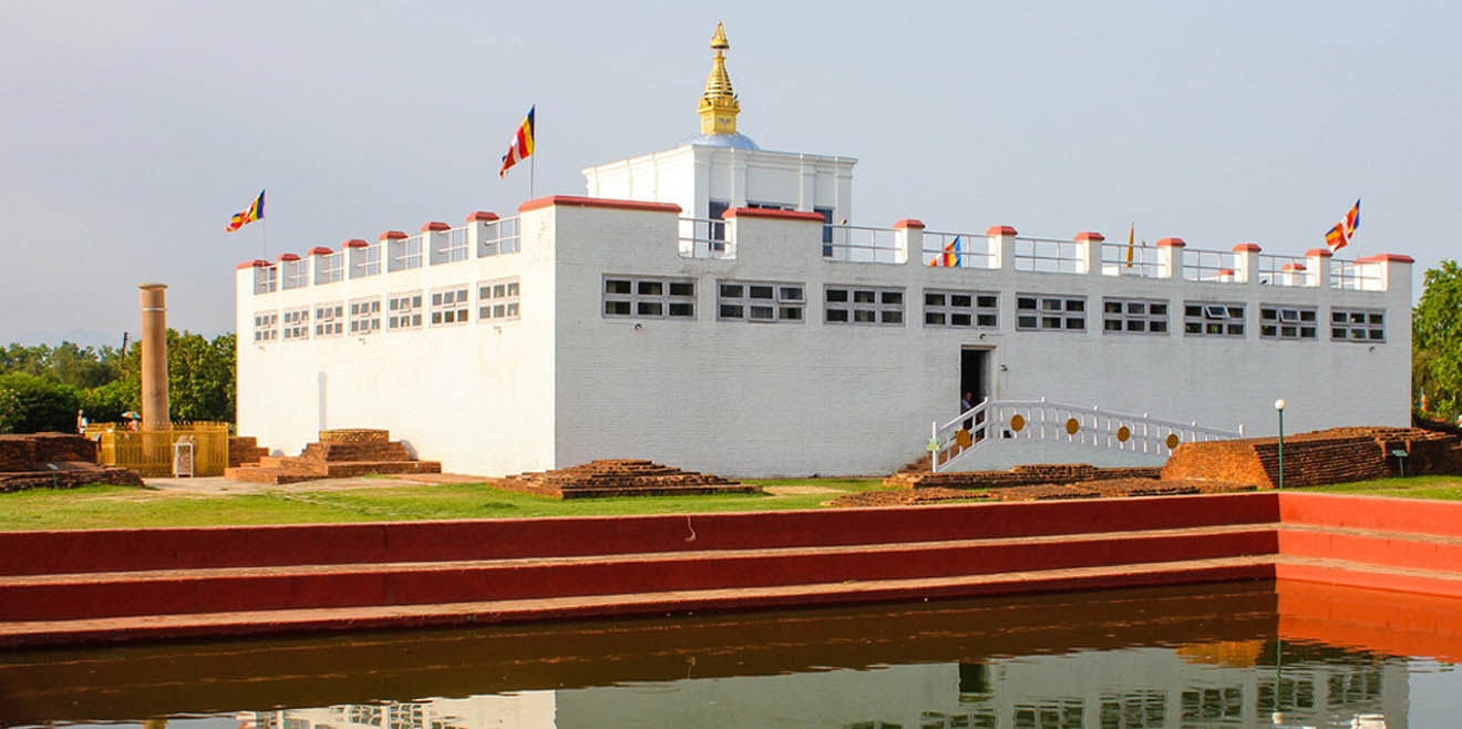 Đền thờ Hoàng Hậu Ma Da bên phải giếng nước thiêng - Maya Devi Temple right on the side of the sacred pond in Lumbini garden